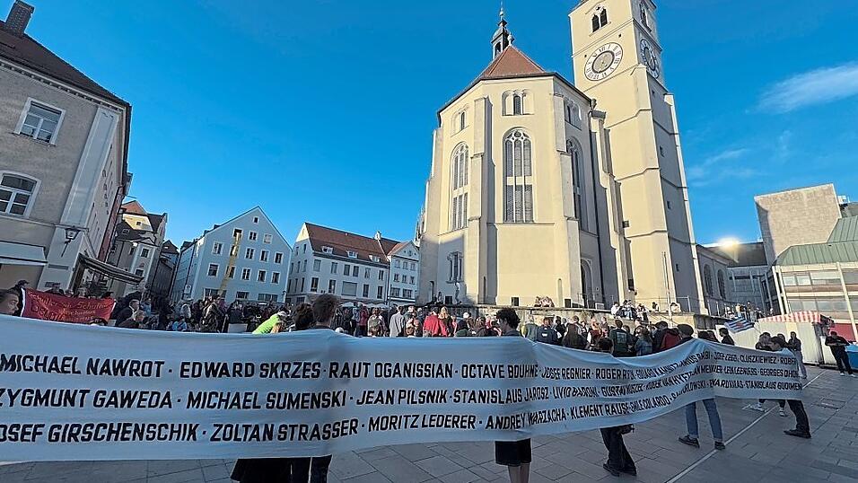 Auf einem mehrere Meter langen Transparent wurde den 69 Menschen gedacht, die im Au&szlig;enlager in Stadtamhof ums Leben kamen.