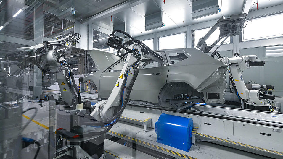 Die Lackiererei verzichtet auf Erdgas und läuft stattdessen mit Strom aus erneuerbaren Energien. Die Lackiererei verzichtet auf Erdgas und läuft stattdessen mit Strom aus erneuerbaren Energien.