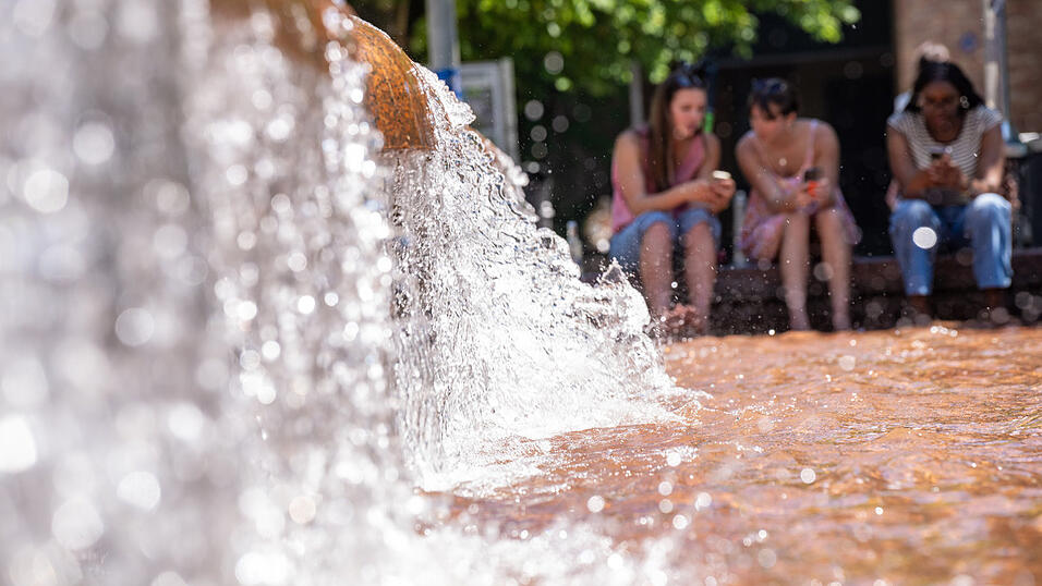 Ein sprudelnder Brunnen bietet bei sommerlichen Temperaturen ein wenig Abkühlung. (Symbolbild) Ein sprudelnder Brunnen bietet bei sommerlichen Temperaturen ein wenig Abkühlung. (Symbolbild)