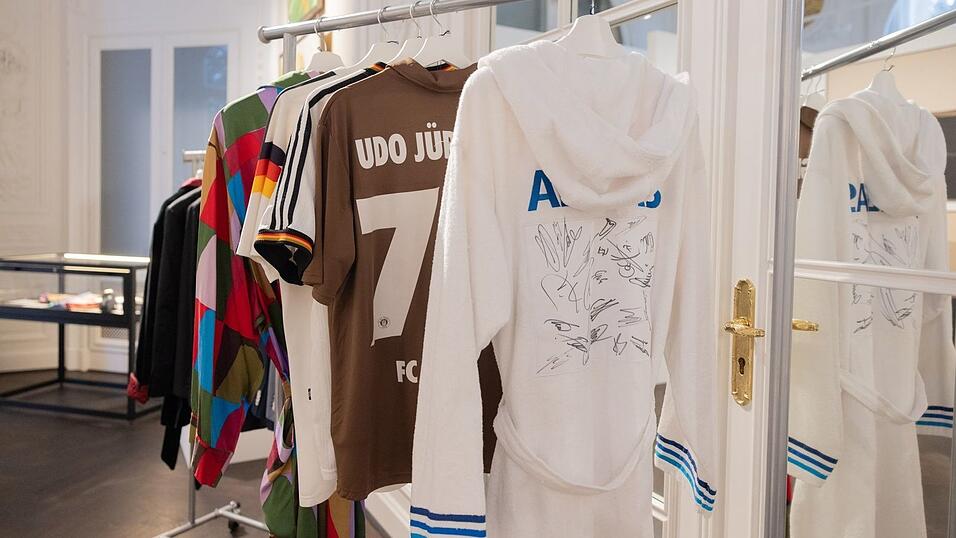 Ein Bademantel von Udo J&uuml;rgens brachte das 176-fache des unteren Sch&auml;tzpreises ein.