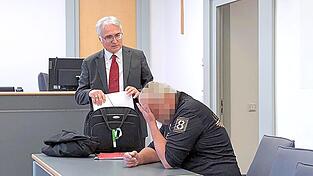 Mehrere Unbeteiligte konnten das eskalierende Gespräch zwischen dem Angeklagten und dem Polizisten mithören. Damit ist der Tatbestand klar erfüllt, urteilte nun auch das Regensburger Landgericht. Mehrere Unbeteiligte konnten das eskalierende Gespräch zwischen dem Angeklagten und dem Polizisten mithören. Damit ist der Tatbestand klar erfüllt, urteilte nun auch das Regensburger Landgericht.