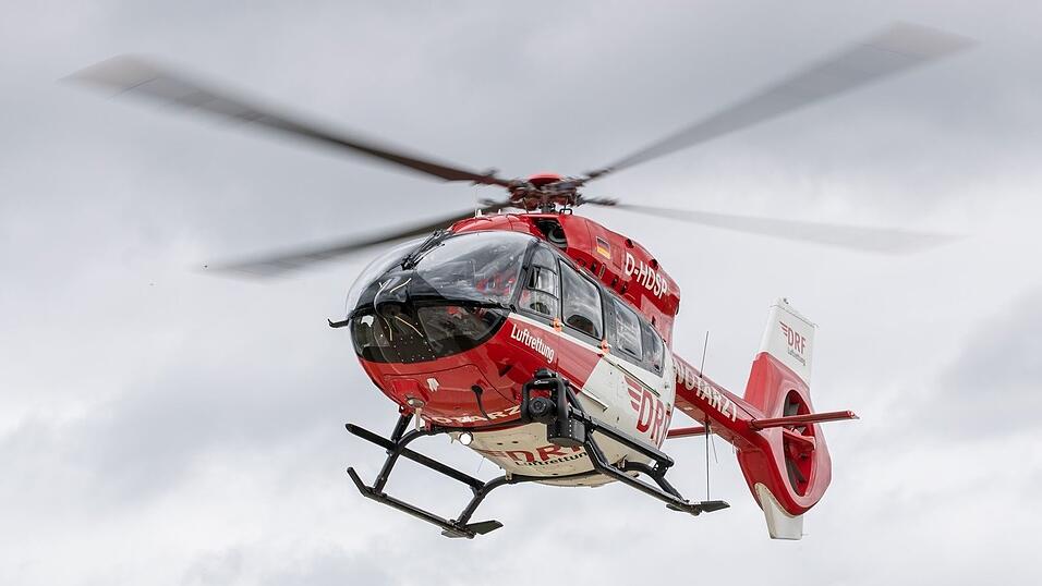 Ein Rettungshubschrauber flog die Rollerfahrerin nach dem Unfall ins Klinikum Würzburg. (Symbolbild)