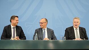 Kanzler Friedrich Merz und die Regierungschefs von Niedersachsen, Olaf Lies (l.), und Rheinland-Pfalz, Gordon Schnieder (r.), stellten die Ergebnisse vor. Kanzler Friedrich Merz und die Regierungschefs von Niedersachsen, Olaf Lies (l.), und Rheinland-Pfalz, Gordon Schnieder (r.), stellten die Ergebnisse vor.