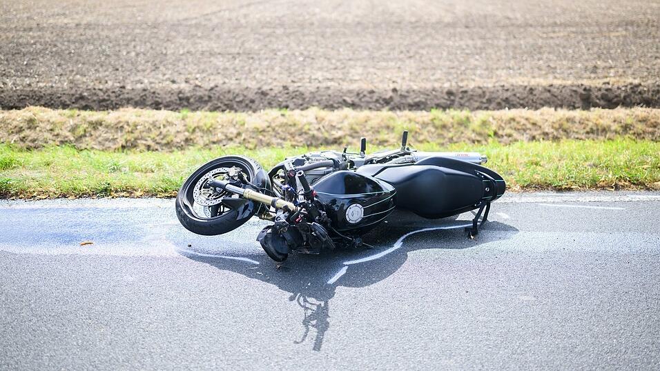 Der Motorradfahrer wurde beim Zusammensto&szlig; &uuml;ber das Auto geschleudert. (Symbolbild)