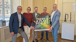 Präsentieren das Plakat: Kulturreferent Wolfgang Dersch (von links), Organisatorin Madeleine Kamper, Leiter des Amtes für musikalische Bildung Ralf Müller, Chorleiter Matthias Schlier und Oberbürgermeister Thomas Burger. Präsentieren das Plakat: Kulturreferent Wolfgang Dersch (von links), Organisatorin Madeleine Kamper, Leiter des Amtes für musikalische Bildung Ralf Müller, Chorleiter Matthias Schlier und Oberbürgermeister Thomas Burger.