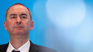 Bayerns Wirtschaftsminister Hubert Aiwanger zeigte am Donnerstag Verständnis für die Sorgen der niederbayerischen Bevölkerung wegen des möglichen Baus von tschechischen Atomkraftwerken in Grenznähe. Bayerns Wirtschaftsminister Hubert Aiwanger zeigte am Donnerstag Verständnis für die Sorgen der niederbayerischen Bevölkerung wegen des möglichen Baus von tschechischen Atomkraftwerken in Grenznähe.