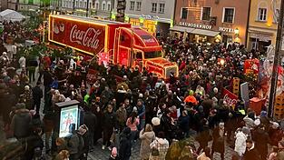 Viele Besucher zieht der Coca-Cola-Weihnachtstruck auf den Theresienplatz. Viele Besucher zieht der Coca-Cola-Weihnachtstruck auf den Theresienplatz.