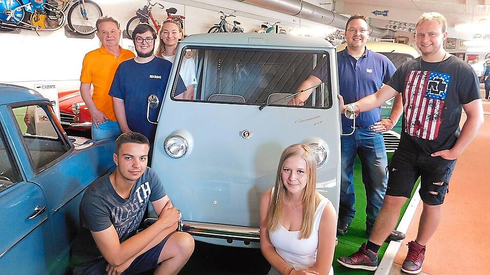 Mit einem Goggomobil-Transporter T 300, Baujahr 1955, mit der Fahrgestellnummer 0001, stellten sich zum Gruppenfoto: Museumseigent&uuml;mer Albert Streicher (v. l.), Michael Kleeberger, Anna Stadler, Florian Sigl und Alex Bink sowie (vorne) Kevin Eid und Katharina Stiegler.