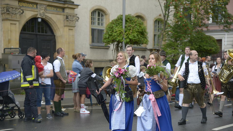 Zahlreiche Musik- und Trachtengruppen zogen nach dreij&auml;hriger Pause am Freitagabend zum Festplatz Am Hagen.&nbsp;