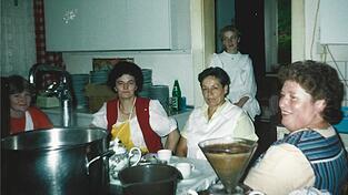 Edeltraud Groß (links) Mitte der 1980er Jahre bei einer Kaffeepause am Rande einer Großveranstaltung.