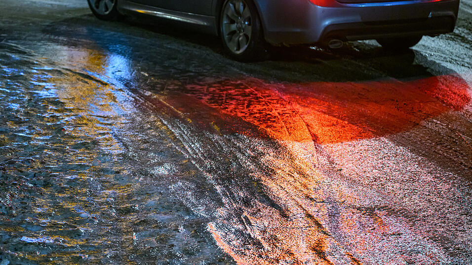 In der Nacht auf Montag ereigneten sich auch in Niederbayern einige Glatteis-Unf&auml;lle. (Symbolbild)