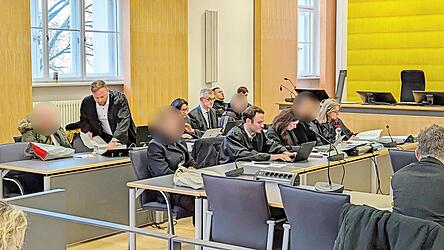 Die vier Angeklagte geben sich weiter reum&uuml;tig.