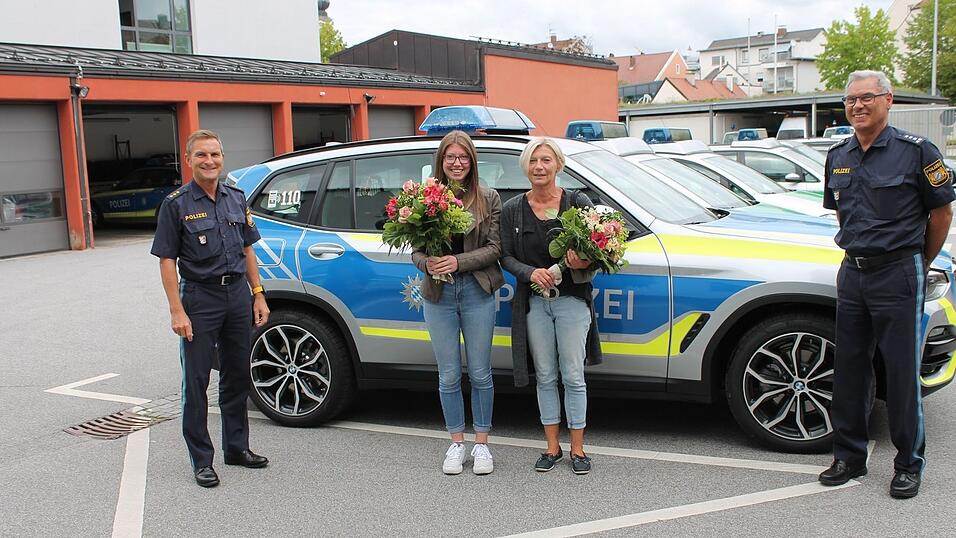 Polizeidirektor Stephan Seiler, Meret und Sabine Eberherr und Ersten Polizeihauptkommissar Werner Feilmeier. Polizeidirektor Stephan Seiler, Meret und Sabine Eberherr und Ersten Polizeihauptkommissar Werner Feilmeier.