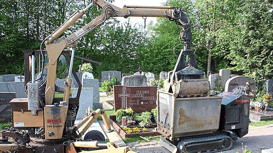 F&uuml;r einen korrekten Erdaushub braucht es einen Container, einen Friedhofsbagger und jede Menge Erfahrung.