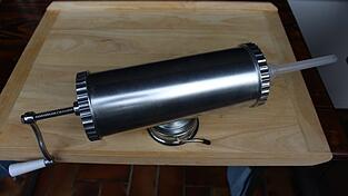 Für die Herstellung der eigenen Reh-Bratwurst benötigt man neben einem Fleischwolf einen Wurst-Befüller wie in diesem Bild.