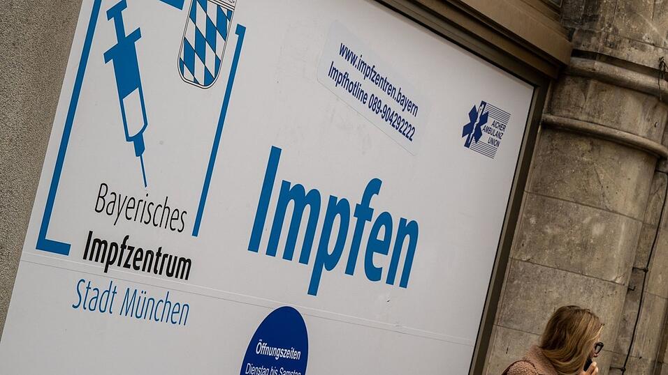 Ein Plakat mit der Aufschrift „Impfen“ klebt im Fenster eines Impfzentrums im Rathaus. Ein Plakat mit der Aufschrift „Impfen“ klebt im Fenster eines Impfzentrums im Rathaus.