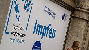 Ein Plakat mit der Aufschrift „Impfen“ klebt im Fenster eines Impfzentrums im Rathaus. Ein Plakat mit der Aufschrift „Impfen“ klebt im Fenster eines Impfzentrums im Rathaus.