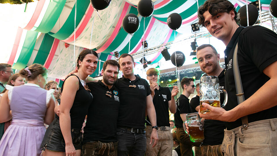 Echte Blasmusikfans lie&szlig;en sich den Montagabend im Festzelt Weckmann nicht entgehen.