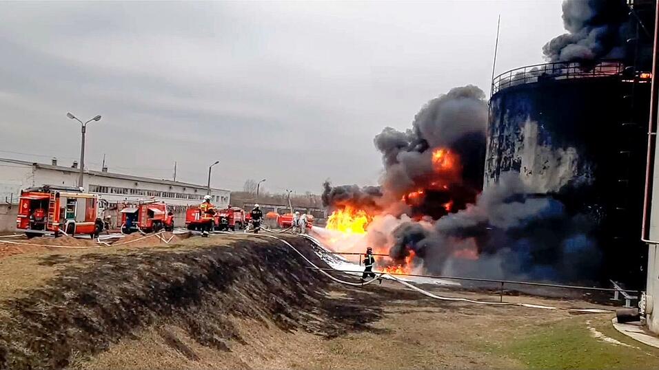 Die Feuerwehr löscht ein in  Brand geratenes Öldepot in Russland. (Archivbild)
