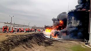 Die Feuerwehr löscht ein in  Brand geratenes Öldepot in Russland. (Archivbild)