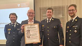 Der scheidende Oberb&uuml;rgermeister Alexander Putz wurde zum Ehrenmitglied der Landshuter Wehr ernannt.