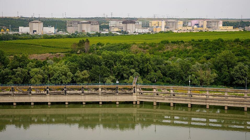 Blick auf das Kernkraftwerk Cernavoda, das aufgrund des extrem niedrigen Wasserstands der Donau ganz abgeschaltet wird. Blick auf das Kernkraftwerk Cernavoda, das aufgrund des extrem niedrigen Wasserstands der Donau ganz abgeschaltet wird.