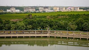 Blick auf das Kernkraftwerk Cernavoda, das aufgrund des extrem niedrigen Wasserstands der Donau ganz abgeschaltet wird. Blick auf das Kernkraftwerk Cernavoda, das aufgrund des extrem niedrigen Wasserstands der Donau ganz abgeschaltet wird.