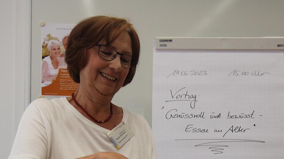 Intensiven Geschmack bekommt Wasser versetzt mit Colakraut und Zitronen.