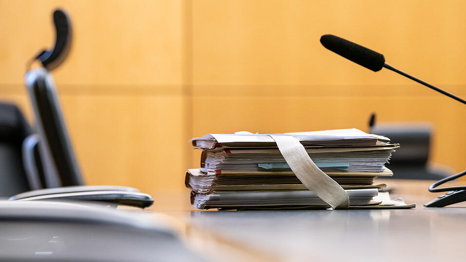 Die Oberstaatsanwaltschaft Deggendorf hat Anklage gegen sieben Personen erhoben, weil sie einen Mann bei der Maibaumwache im Kreis Deggendorf angezündet haben sollen. (Symbolbild)