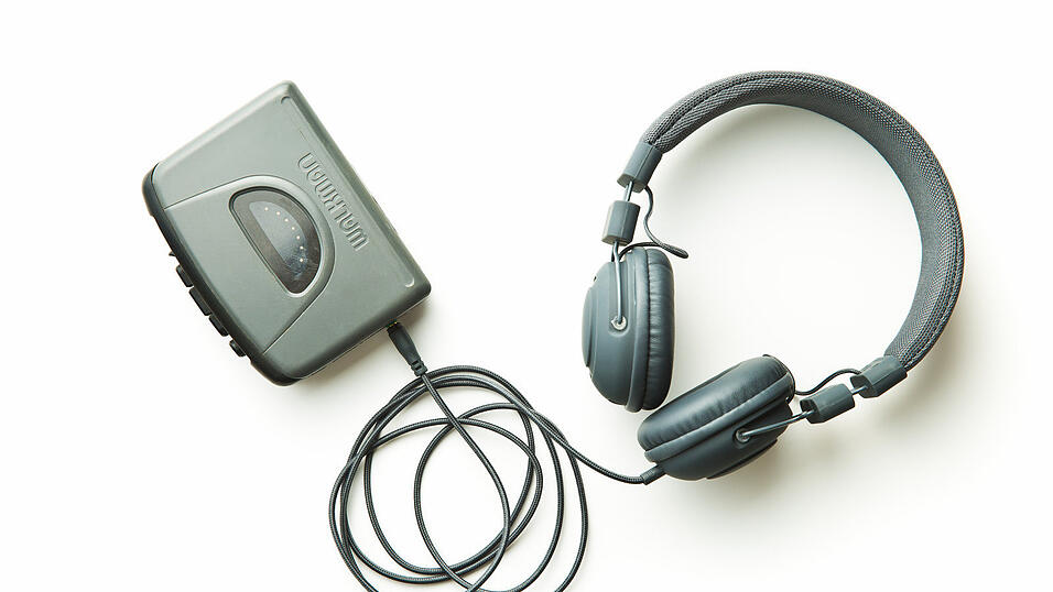 Thilo hat seine Kopfhörer während des gesamten Abendessens auf. Thilo hat seine Kopfhörer während des gesamten Abendessens auf.