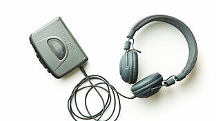 Thilo hat seine Kopfhörer während des gesamten Abendessens auf. Thilo hat seine Kopfhörer während des gesamten Abendessens auf.