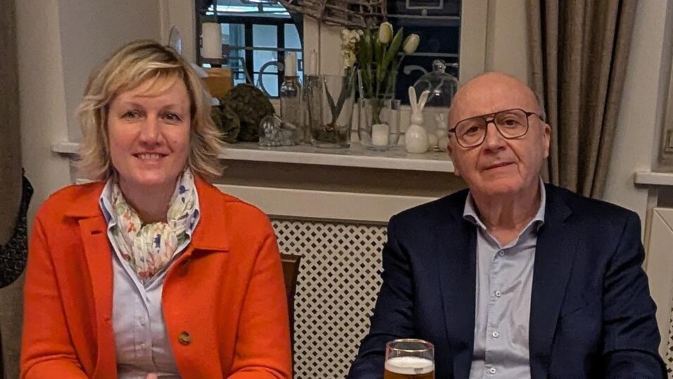 Da war der Name fast schon Programm: CSU-Kreisvorsitzende Petra H&ouml;gl und Landrat Martin Neumeyer am Wahlabend bei der &bdquo;Schwarze Wahlnacht&ldquo; im Napoleonzimmer im Brauereigasthof Zum Kuchlbauer.