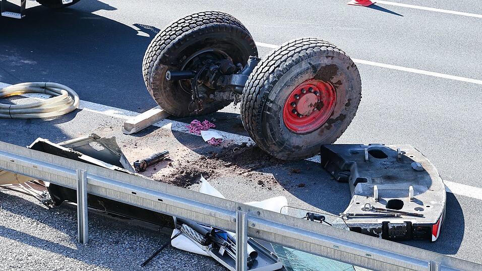 Tr&uuml;mmerteile des Autokrans liegen auf der Fahrbahn.
