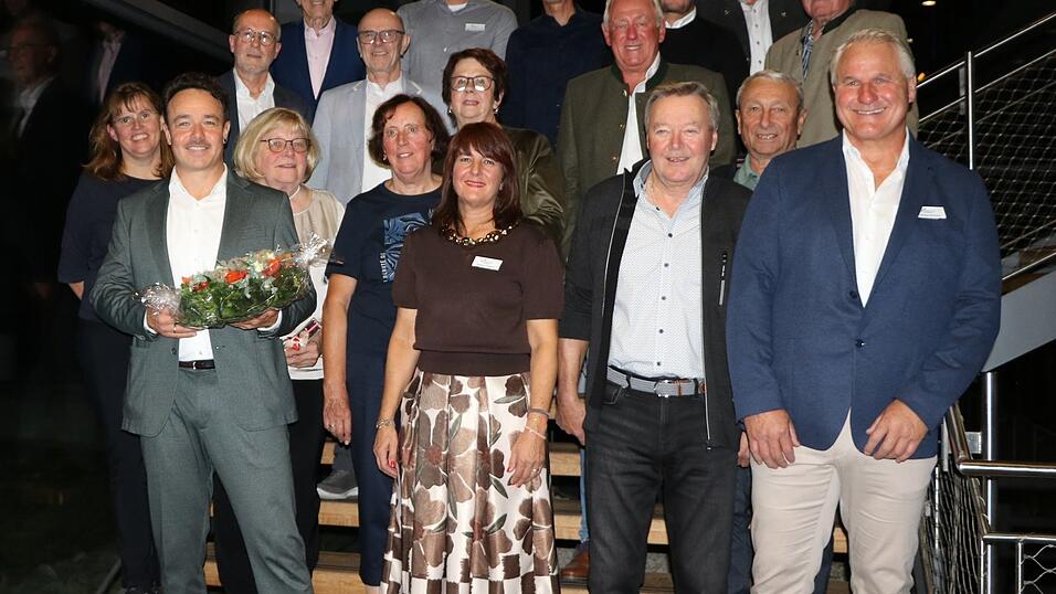Michael Ammer (r.) und Claudia Baukus (M.) mit geehrten Gründungsmitgliedern und Bürgermeister Daniel Braun. Michael Ammer (r.) und Claudia Baukus (M.) mit geehrten Gründungsmitgliedern und Bürgermeister Daniel Braun.