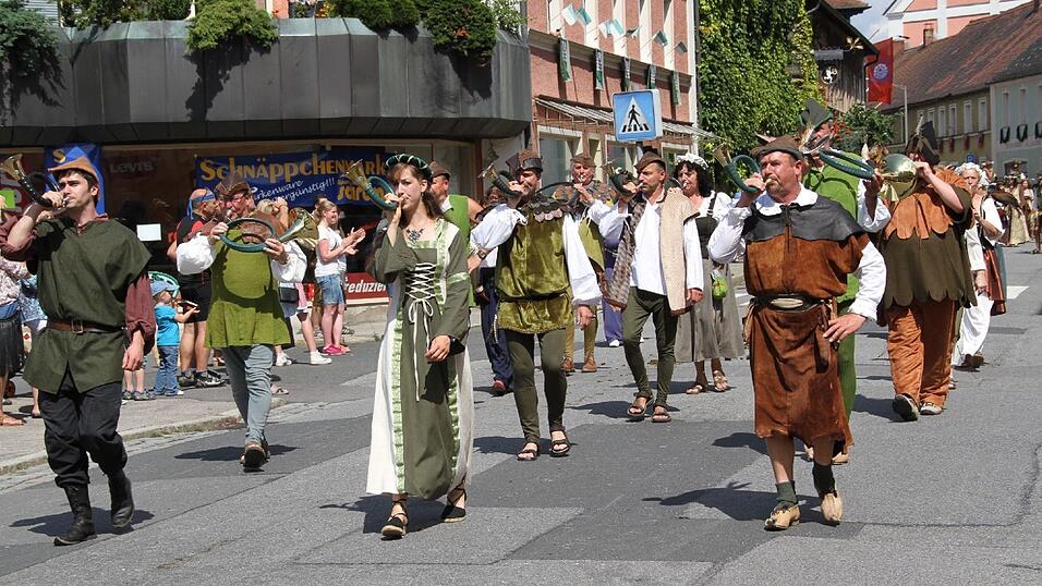 Die schönsten Augenblicke des historischen Drachenstich-Festzuges 2016. Die schönsten Augenblicke des historischen Drachenstich-Festzuges 2016.
