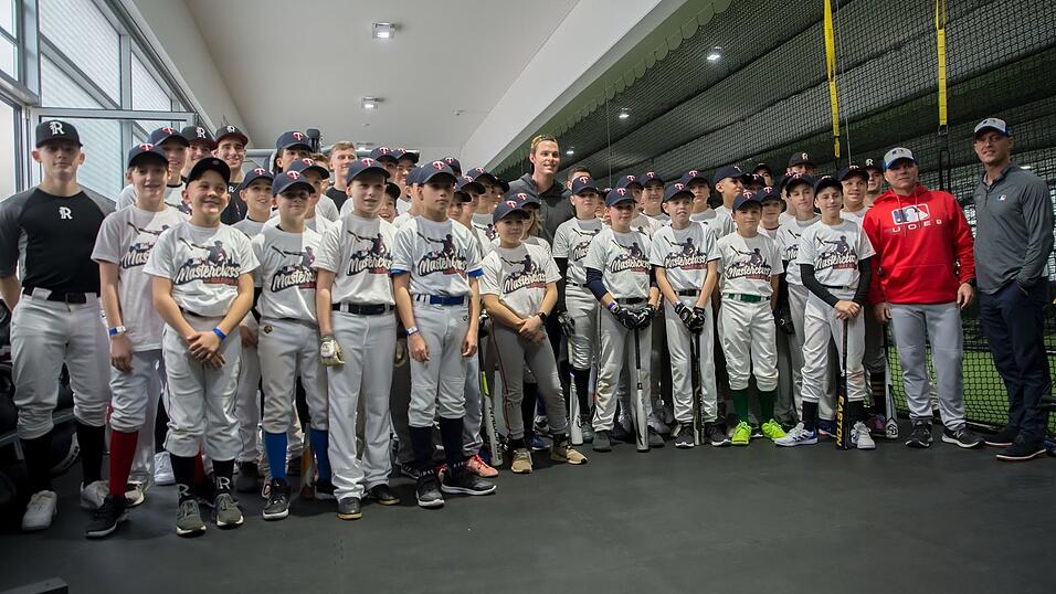 Baseball-Superstar Max Kepler war am Samstag zu Gast in Regensburg. Baseball-Superstar Max Kepler war am Samstag zu Gast in Regensburg.