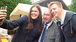 Hubert Aiwanger volksnah beim Selfie mit Isabella Peter und Tobi Spannfellner von der katholischen Landjugend Rattenberg. Hubert Aiwanger volksnah beim Selfie mit Isabella Peter und Tobi Spannfellner von der katholischen Landjugend Rattenberg.