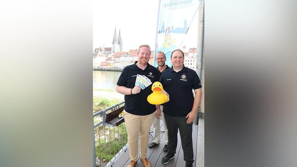 'Oberente' Sven Hofstetter, Pressesprecher Daniel Goedecke und Tischpräsident Thomas Roy (von links) auf dem Balkon der Sorat-Bar bei der Präsentation des Entenrennens. 'Oberente' Sven Hofstetter, Pressesprecher Daniel Goedecke und Tischpräsident Thomas Roy (von links) auf dem Balkon der Sorat-Bar bei der Präsentation des Entenrennens.