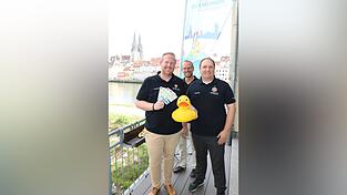 'Oberente' Sven Hofstetter, Pressesprecher Daniel Goedecke und Tischpräsident Thomas Roy (von links) auf dem Balkon der Sorat-Bar bei der Präsentation des Entenrennens. 'Oberente' Sven Hofstetter, Pressesprecher Daniel Goedecke und Tischpräsident Thomas Roy (von links) auf dem Balkon der Sorat-Bar bei der Präsentation des Entenrennens.