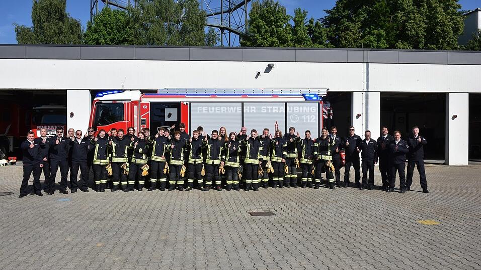 22 neue Feuerwehrler verst&auml;rken die f&uuml;nf Straubinger Wachen