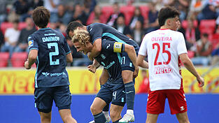 Kapitän Jesper Verlaat schultert Kevin Volland (das Duo steuerte am Samstag drei von vier Treffen bei) - gelöste Stimmung bei den scheinbar erstarkten Münchner Löwen. Der SSV Jahn um Neuzugang Nicolas Oliveira (r.) hat vor dem Drittliga-Start in Ingolstadt am kommenden Samstag noch Nachholbedarf.