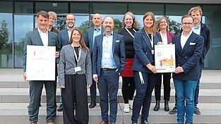 Georg Stephan Barfuß mit dem ersten KI-Führerschein, Franziska Meier, Alexander Rupprecht, Anne Häner, Philipp Ramin (vordere Reihe, von links) und Benedikt Dirscherl (hinten rechts).
