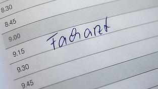 Wer in Deutschland einen Facharzttermin braucht, muss h&auml;ufig viel Geduld haben. (Symbolfoto)