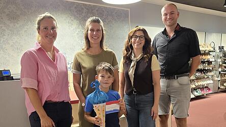 Der Gewinner Anton Bauer mit seiner Mutter Manuela und stellvertretendem OHO-Vorsitzenden Tobias Merzbach und OHO-Mitglied Isabelle Irber (v.r.) sowie OHO-Mitglied Julia Kiesling von „r&k yourhelp“ (l.). Der Gewinner Anton Bauer mit seiner Mutter Manuela und stellvertretendem OHO-Vorsitzenden Tobias Merzbach und OHO-Mitglied Isabelle Irber (v.r.) sowie OHO-Mitglied Julia Kiesling von „r&k yourhelp“ (l.).