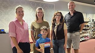 Der Gewinner Anton Bauer mit seiner Mutter Manuela und stellvertretendem OHO-Vorsitzenden Tobias Merzbach und OHO-Mitglied Isabelle Irber (v.r.) sowie OHO-Mitglied Julia Kiesling von „r&k yourhelp“ (l.). Der Gewinner Anton Bauer mit seiner Mutter Manuela und stellvertretendem OHO-Vorsitzenden Tobias Merzbach und OHO-Mitglied Isabelle Irber (v.r.) sowie OHO-Mitglied Julia Kiesling von „r&k yourhelp“ (l.).