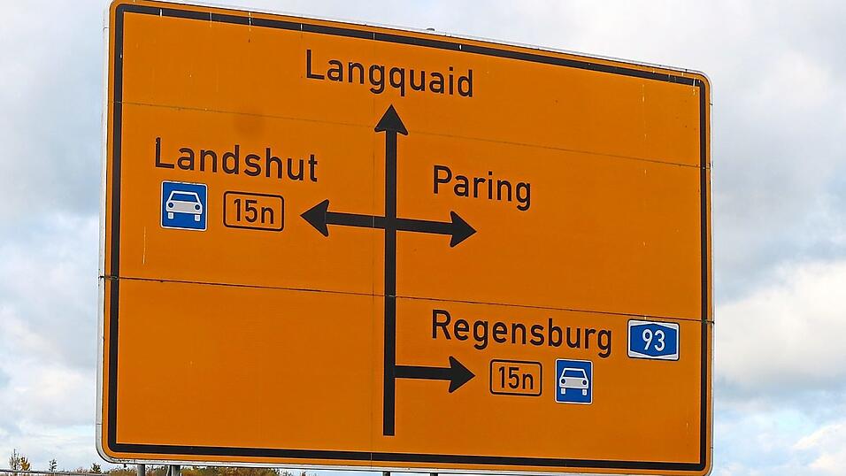 Das Staatliche Bauamt Landshut saniert die B 15 neu zwischen der Anschlussstelle Schierling Nord und Saalhaupt. Von Mai bis Dezember ist dann eine Auffahrt von der B 15 neu auf die A 93 nicht möglich. Das Staatliche Bauamt Landshut saniert die B 15 neu zwischen der Anschlussstelle Schierling Nord und Saalhaupt. Von Mai bis Dezember ist dann eine Auffahrt von der B 15 neu auf die A 93 nicht möglich.