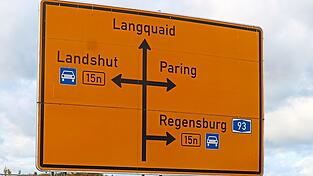 Das Staatliche Bauamt Landshut saniert die B 15 neu zwischen der Anschlussstelle Schierling Nord und Saalhaupt. Von Mai bis Dezember ist dann eine Auffahrt von der B 15 neu auf die A 93 nicht möglich.