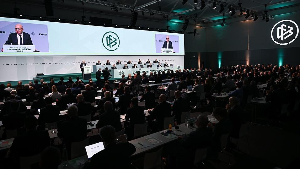 Der DFB will künftig noch strikter gegen Gewalttäter im Fußball vorgehen.