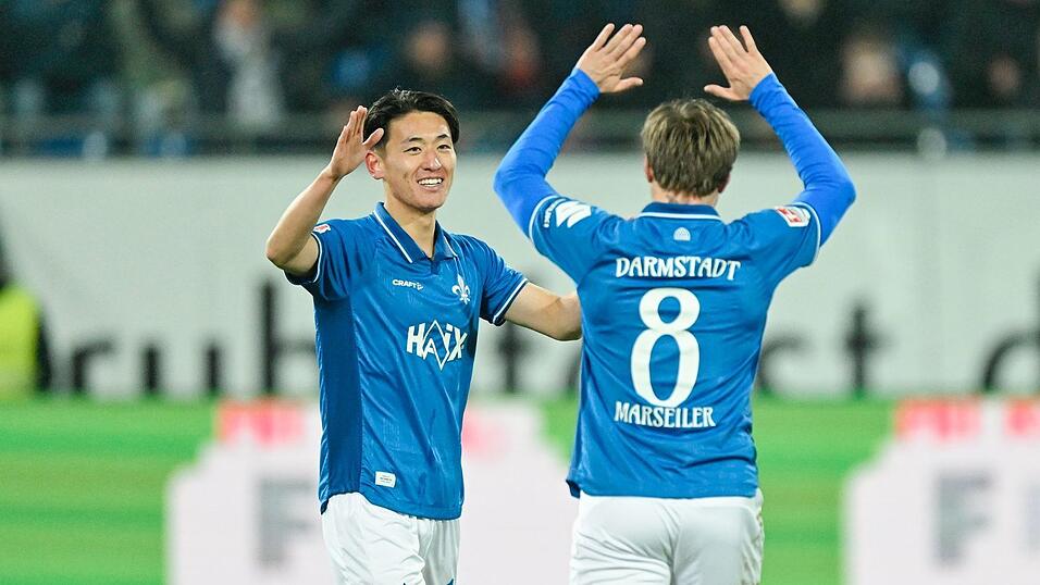 Torschützen unter sich: Hiroki Akiyama (l) und Luca Marseiler. Torschützen unter sich: Hiroki Akiyama (l) und Luca Marseiler.