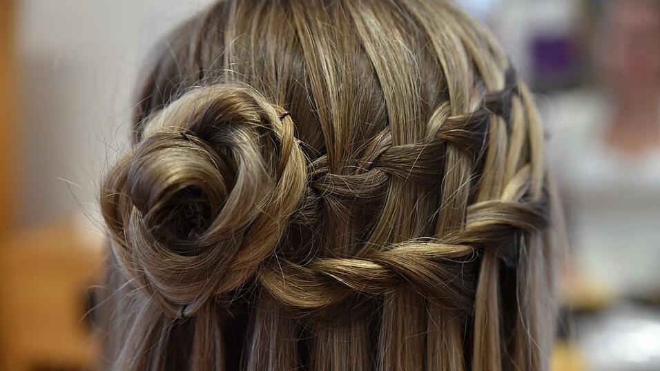 Diese Frisur lässt sich auch beliebig erweitern. Einfach die Strähnen, die man vorher fallen gelassen hat, zu einem weiteren 'Wasserfall' bis zum Dutt flechten. Diese Frisur lässt sich auch beliebig erweitern. Einfach die Strähnen, die man vorher fallen gelassen hat, zu einem weiteren 'Wasserfall' bis zum Dutt flechten.